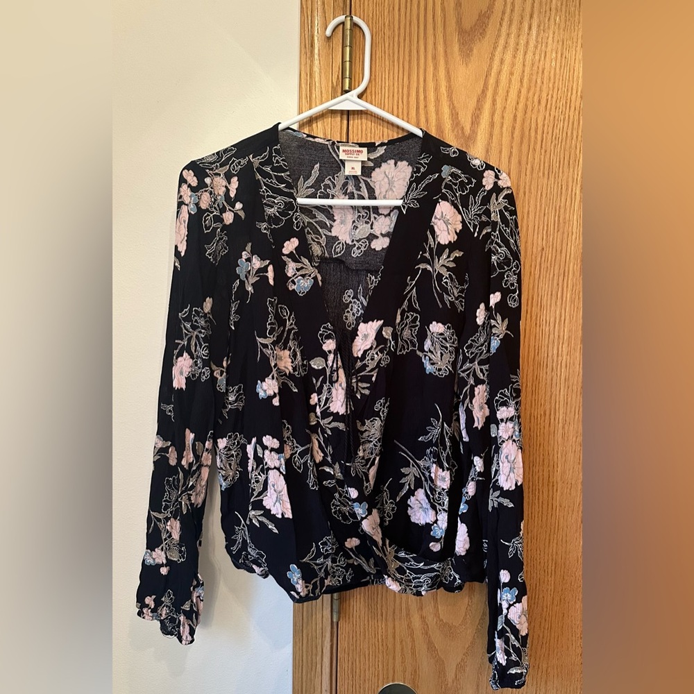 Women’s Mossimo Blouse 
Size: XL